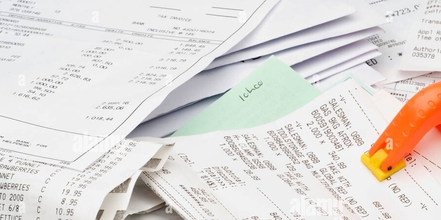 pile-de-factures-et-les-recus-et-calculatrice-conceptuel-b1p1fa.jpg